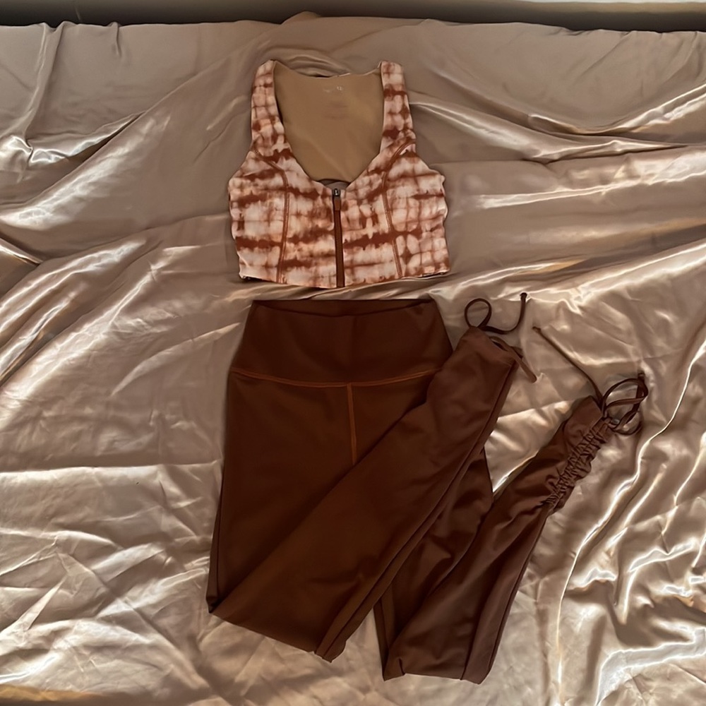 Shades of brown 🤎 Women’s size small Tiger Mist active set!
